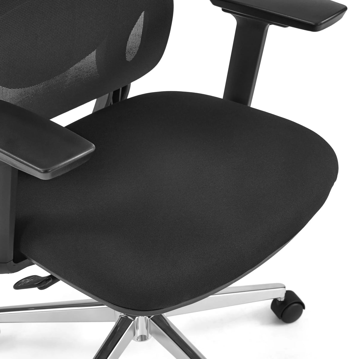 Schwarze Sitzfläche und Armlehnen des Profi-Bürostuhls Ergosento mit glänzendem Fußkreuz von hjh OFFICE