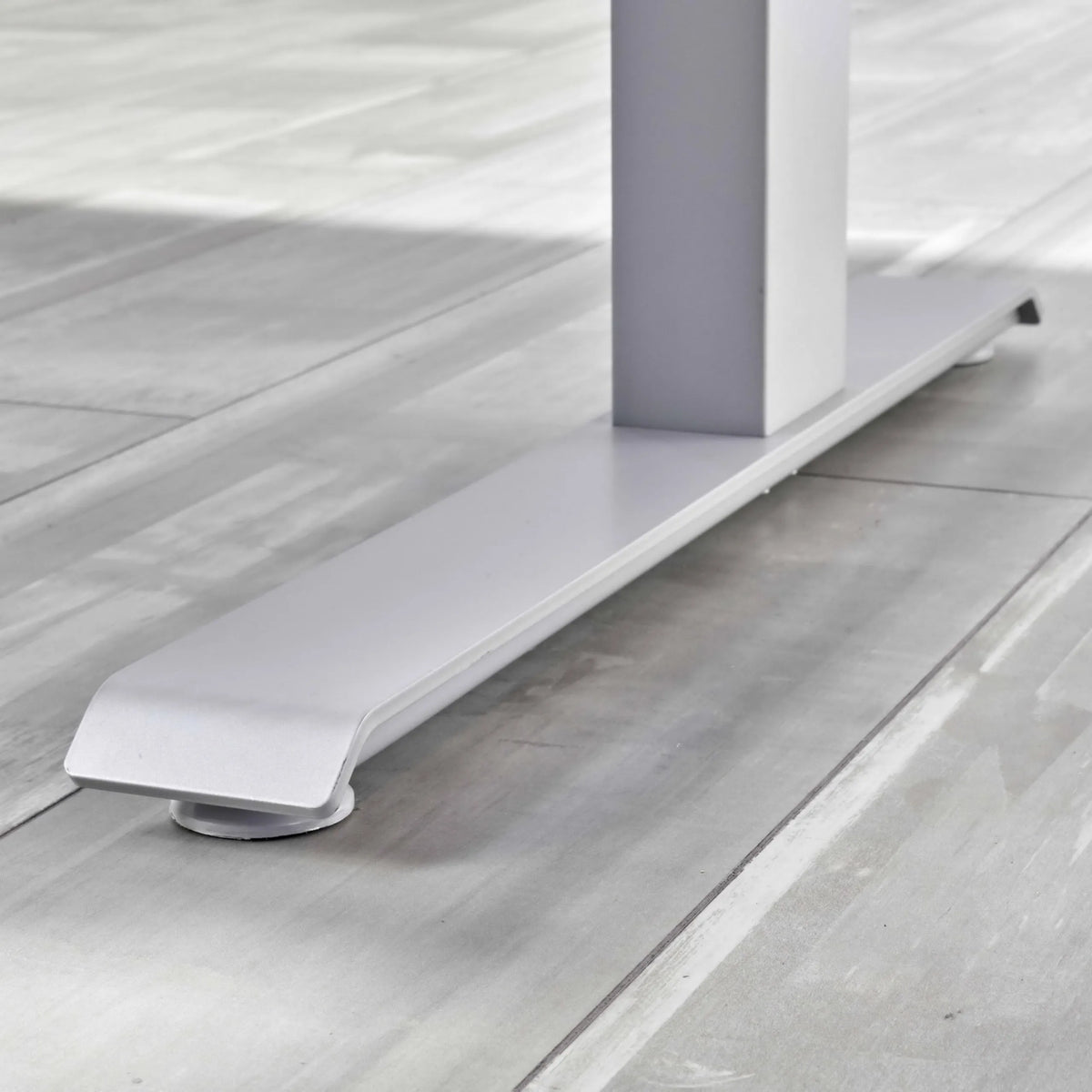 T-Fuß mit Standfuß-Gleiter des höhenverstellbaren Schreibtisches XDKB 12 W von hjh OFFICE PRO