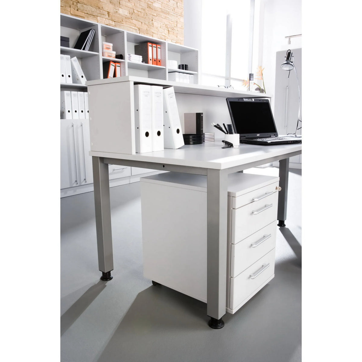 Höhenverstellbarer Schreibtisch QUEO 12 S in Asteiche mit Aufsatz und Container der Serie QUEO von hjh OFFICE PRO