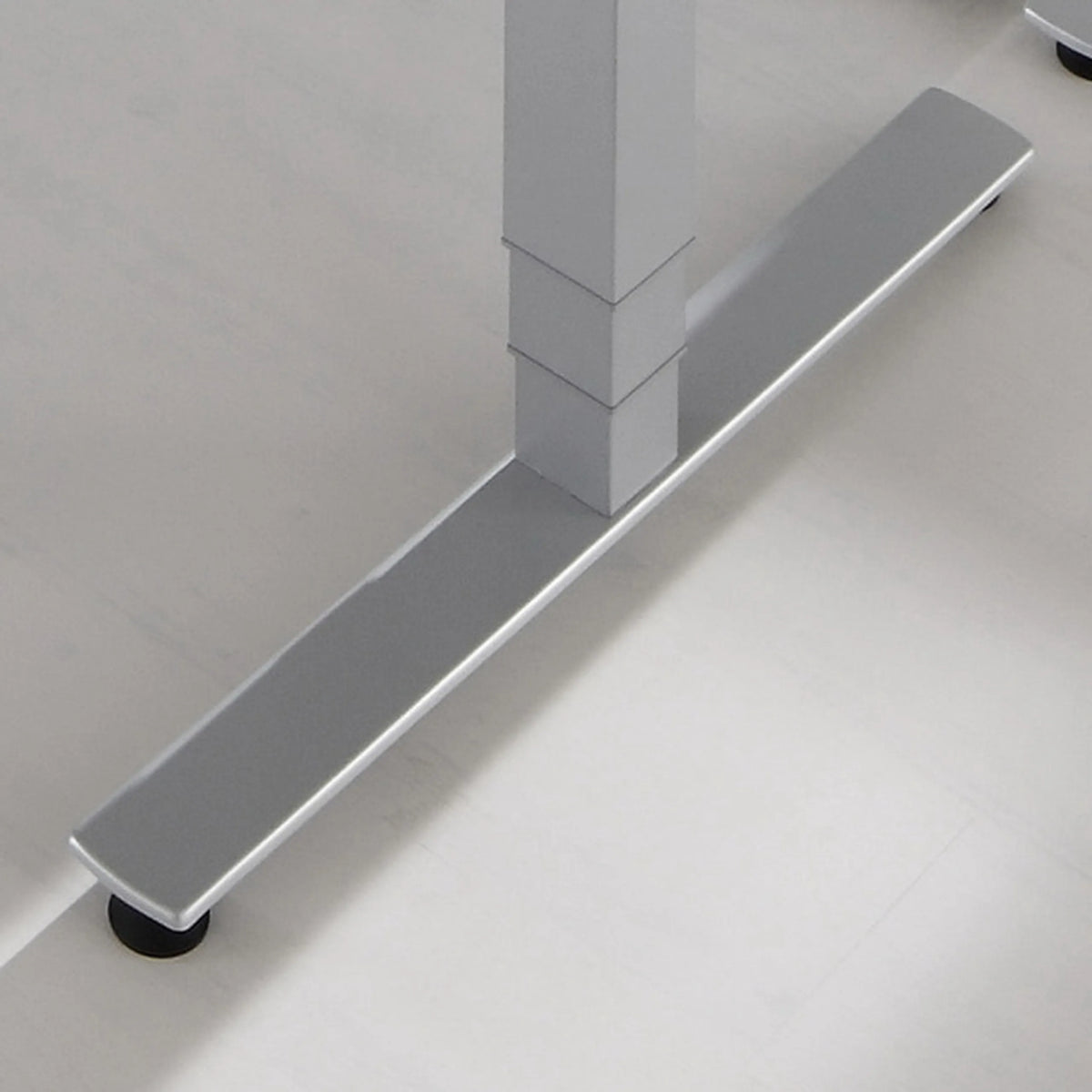 T-Fuß mit schwarzen Bodenkappen des Schreibtischs XMST 22 G von hjh OFFICE PRO