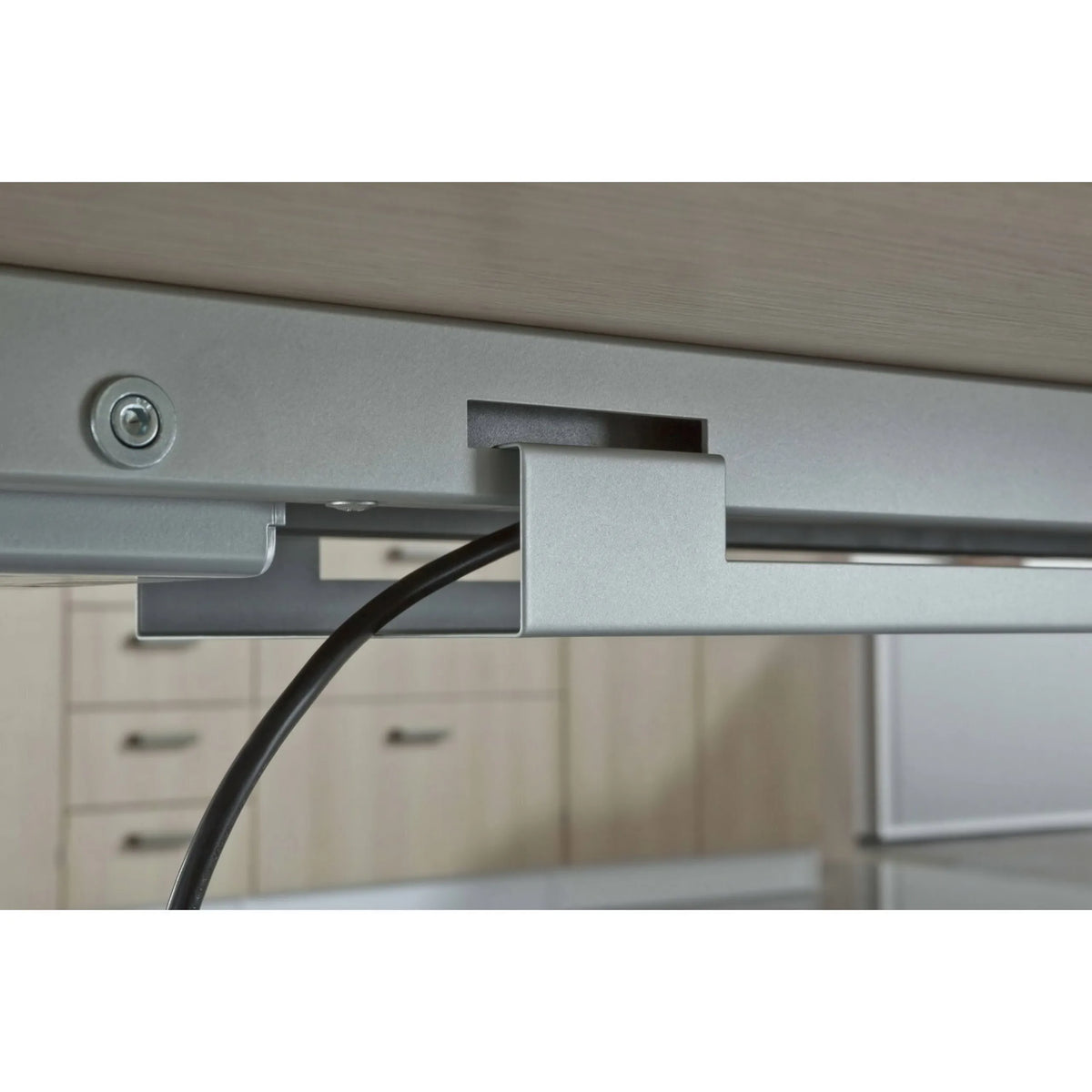 Kabelhalterung am Untergestell des elektrisch höhenverstellbaren Schreibtischs XDSM 19 S von hjh OFFICE PRO