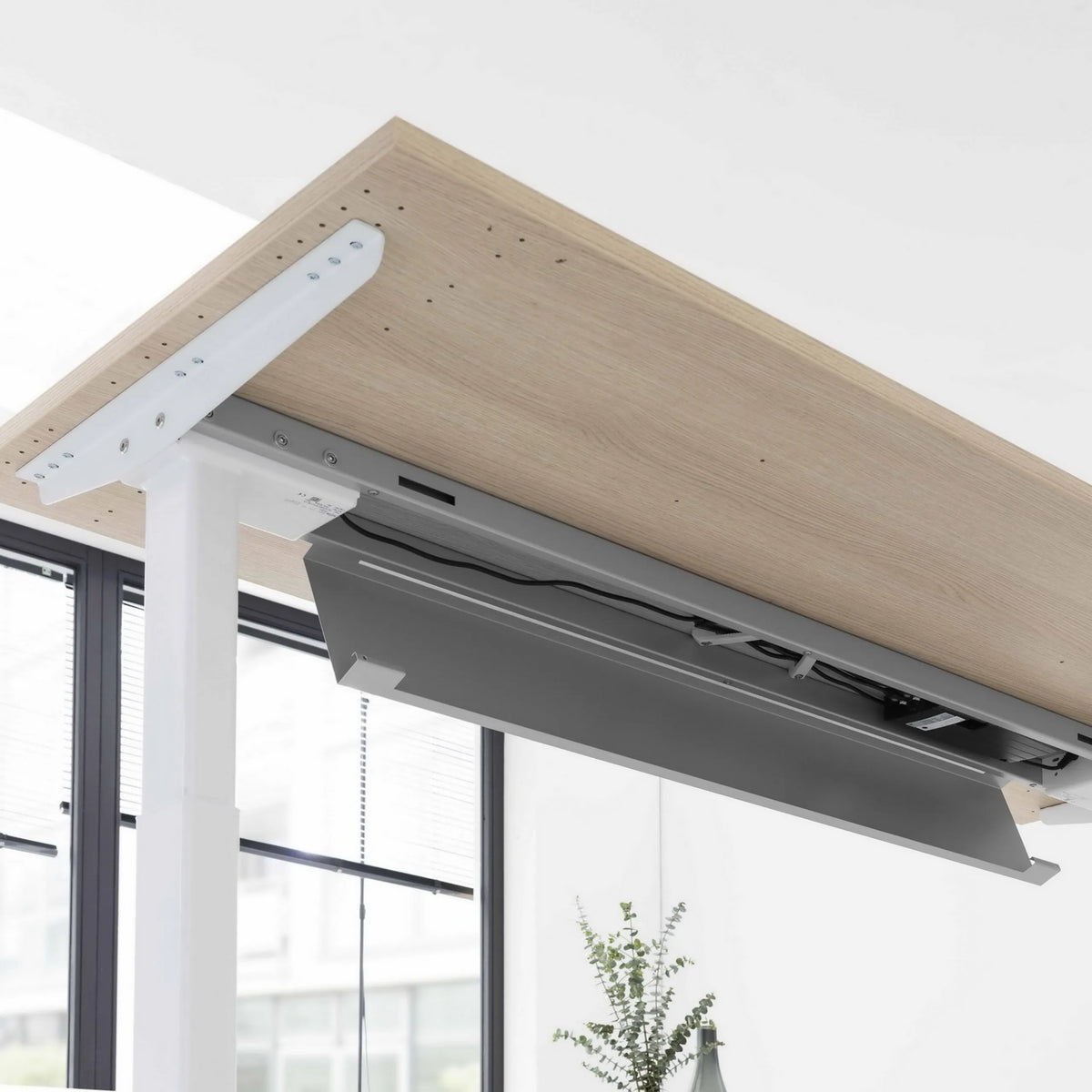 Unterbau und Befestigungsplatte des höhenverstellbaren Schreibtischs XBHM 16 SS in Asteiche von hjh OFFICE PRO