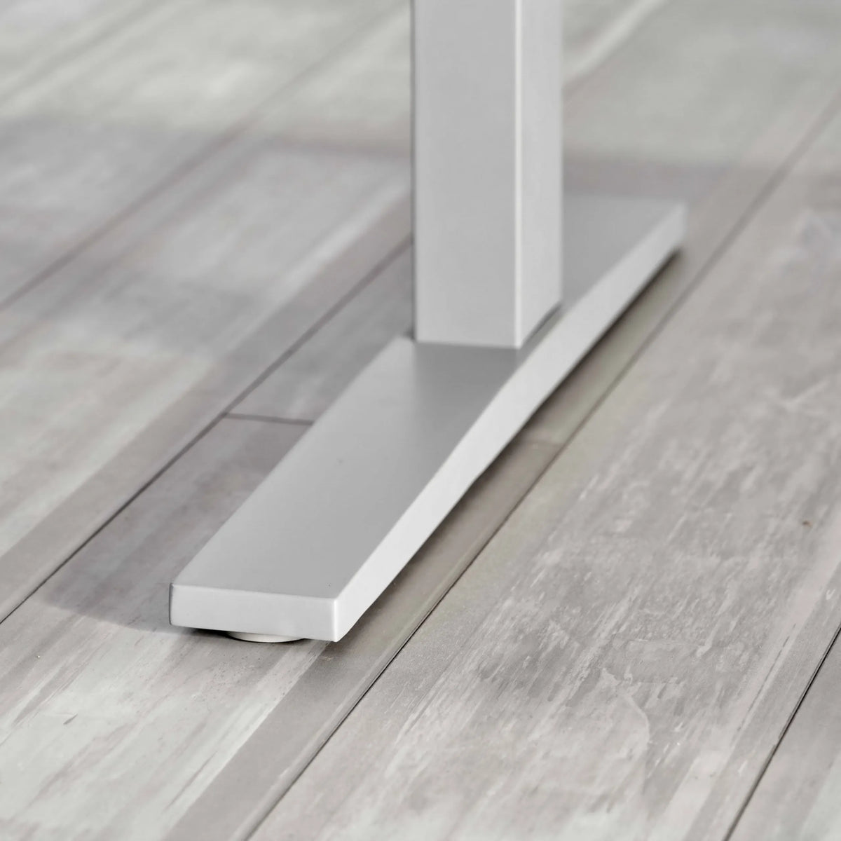 Silberner Standfuß des elektrisch höhenverstellbaren Schreibtisches XMKA 19 W von hjh OFFICE PRO