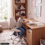 Beiger Kinderdrehstuhl Lumikid an einem Schreibtisch von hjh OFFICE (KI-generiertes Bild)