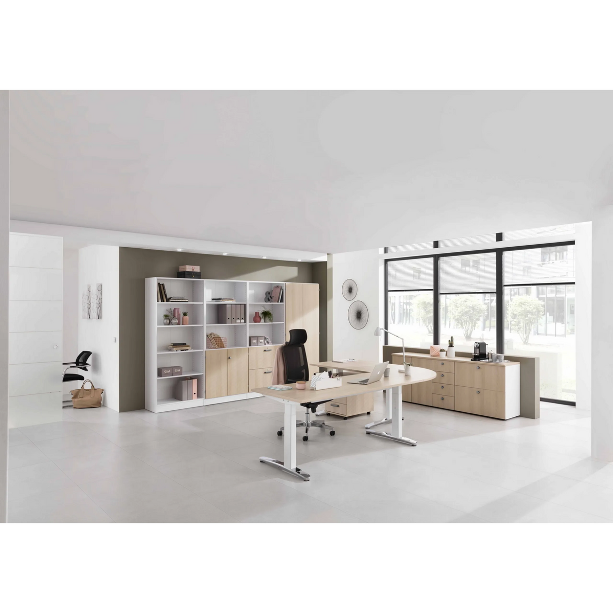 Höhenverstellbarer Schreibtisch XTRA XB 8 WC in Asteiche mit weißem Untergestell von hjh OFFICE PRO