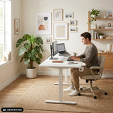 Elektrisch höhenverstellbarer Schreibtisch Worktime in Weiß mit Monitor und Laptop von hjh OFFICE (KI-generiertes Bild)