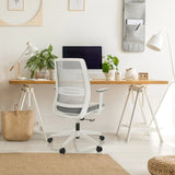 Grauer Home-Office-Bürostuhl PROFONDO ECO W mit Netzrückenlehne und weißen Armlehnen von hjh OFFICE