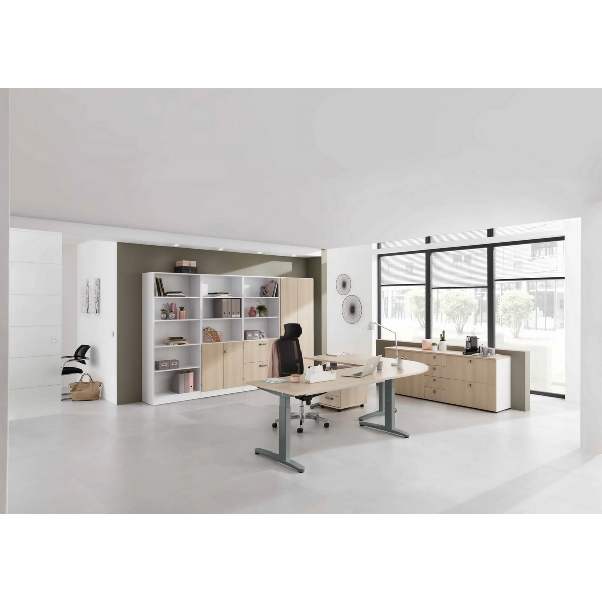 Höhenverstellbarer Schreibtisch XTRA XB 16 GG in Asteiche mit zwei grauen Beinkonstruktionen von hjh OFFICE PRO